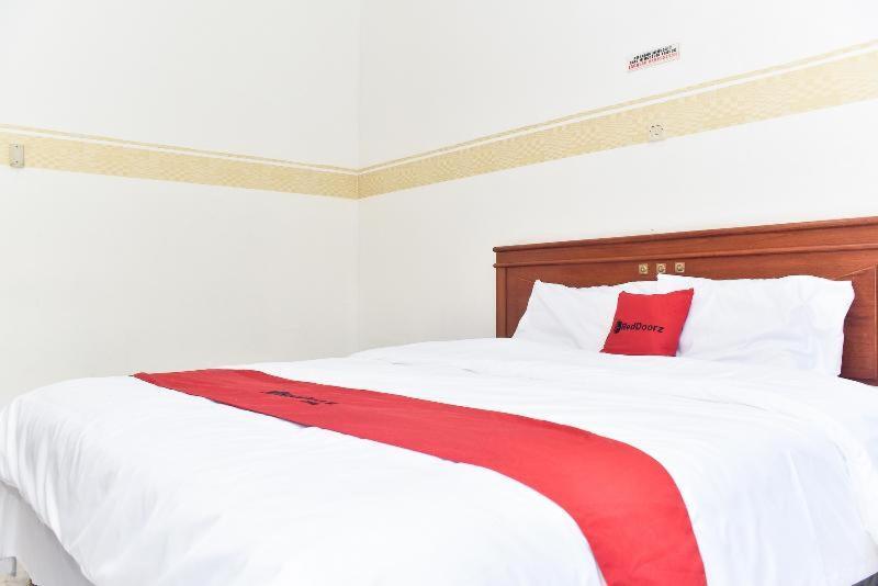 Reddoorz Near Lenmarc Mall Surabaya Pradahkalikendal Zimmer foto